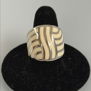 Elegant Cream and Silver Women's Ring
